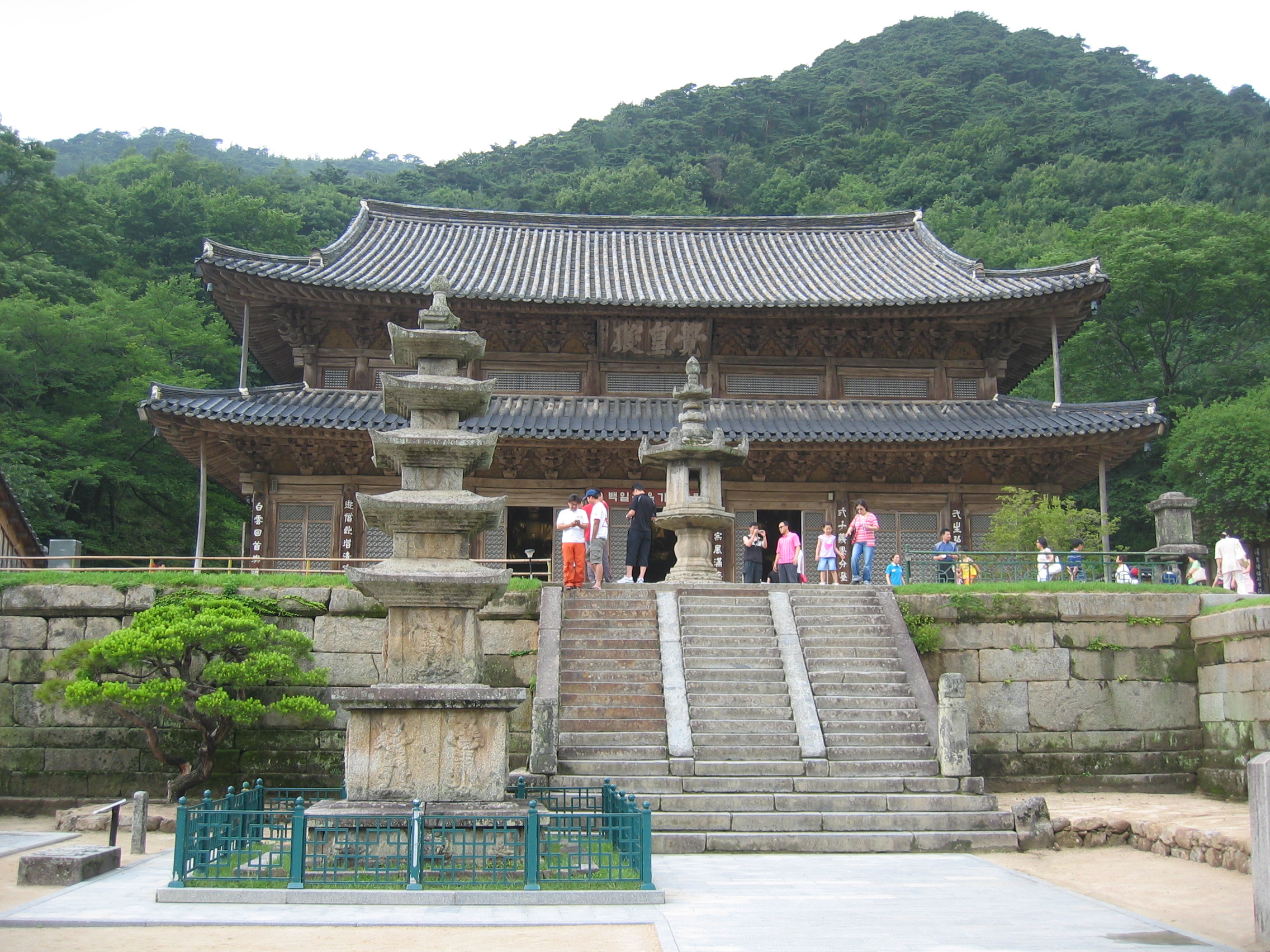 智异山南麓华严寺全景，山门和殿宇沿溪谷分布