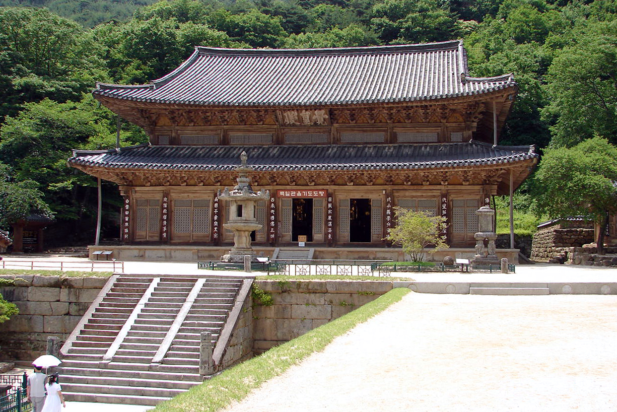 华严寺四狮子三层石塔正面全景，四只石狮分别支撑塔身四角