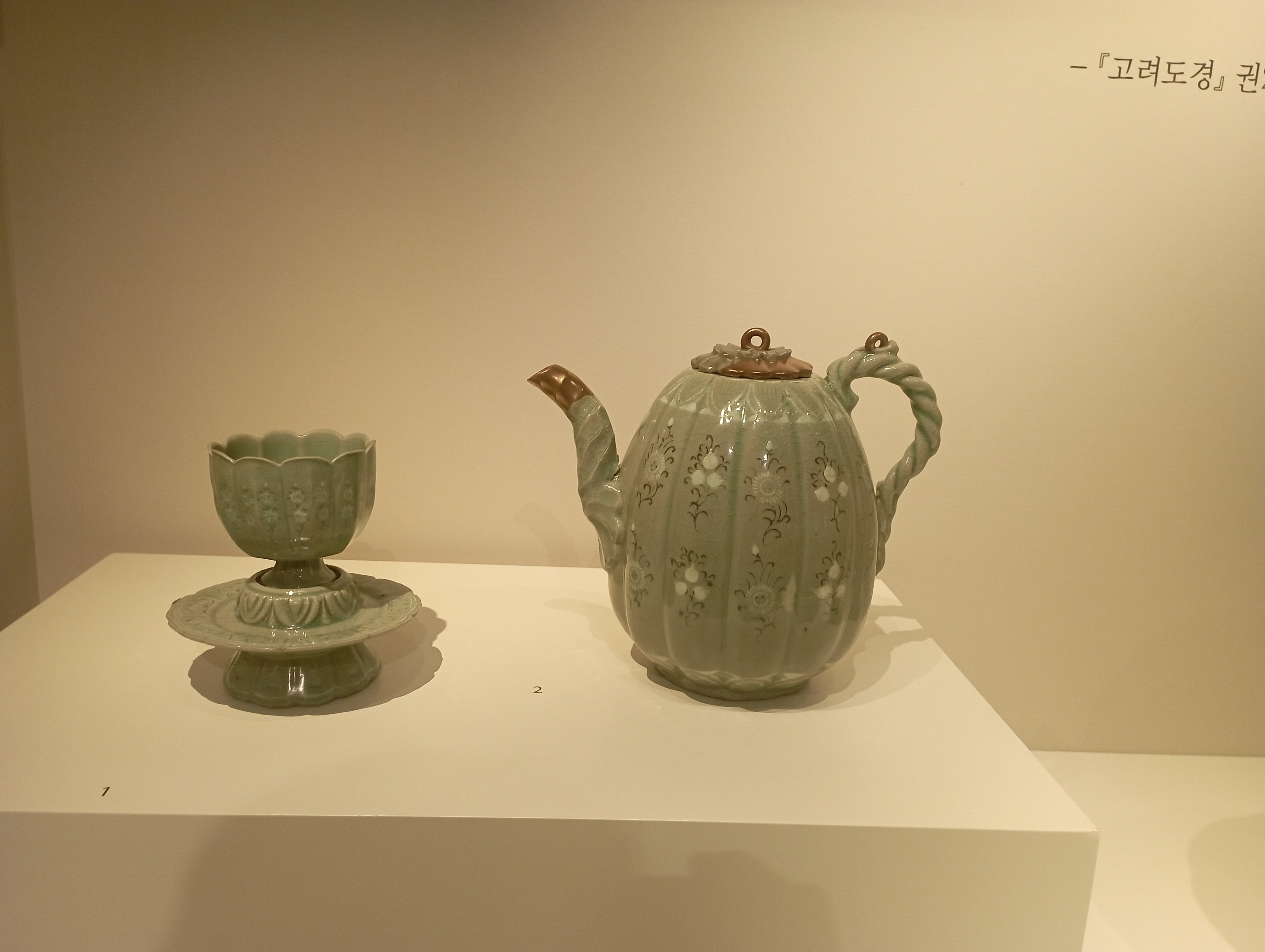 海康陶瓷美术馆展出的各类韩国陶瓷作品，从高丽青瓷到朝鲜白瓷均有收藏