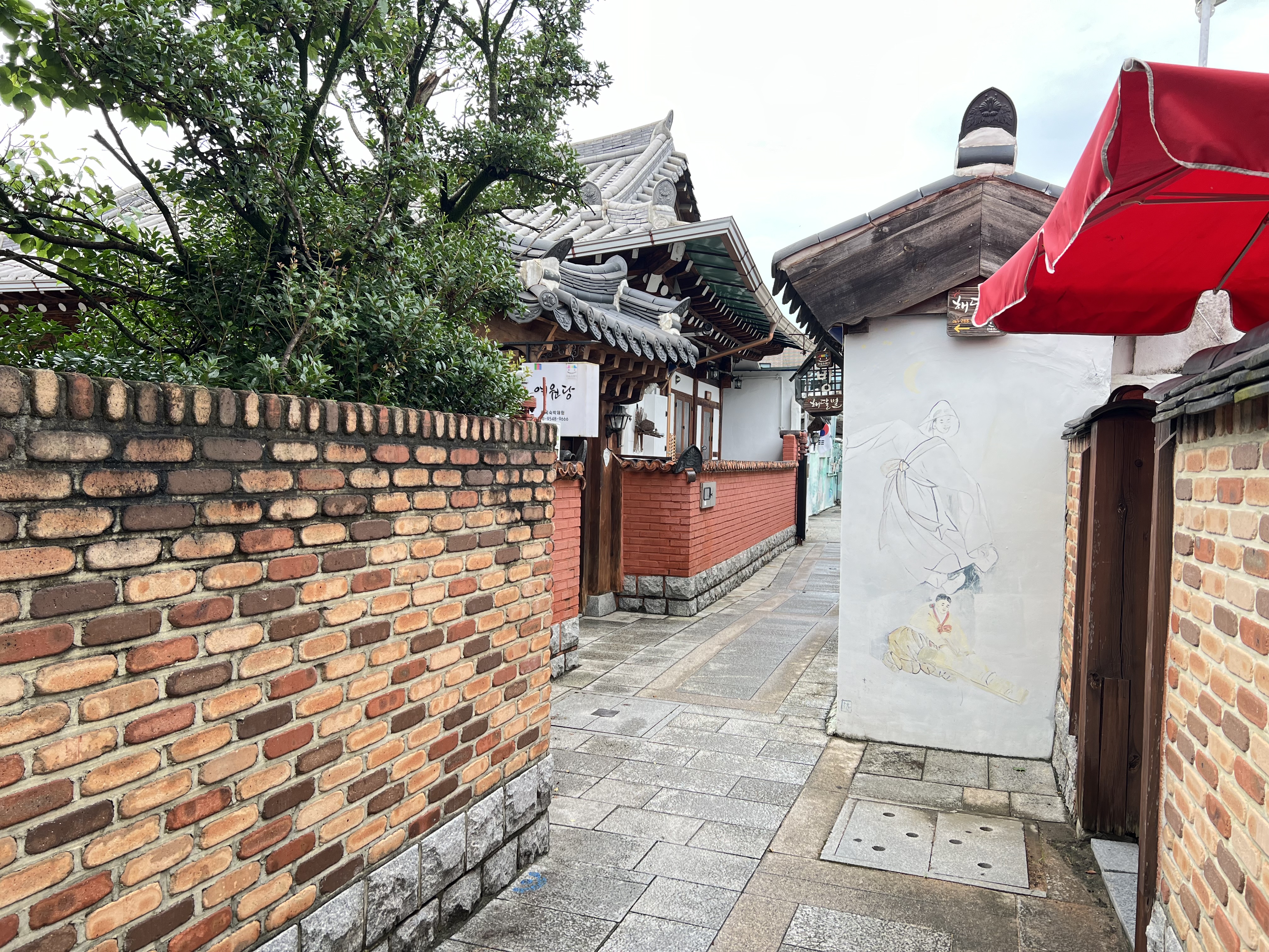 全州韩屋村侧巷，窄巷两侧是传统韩屋