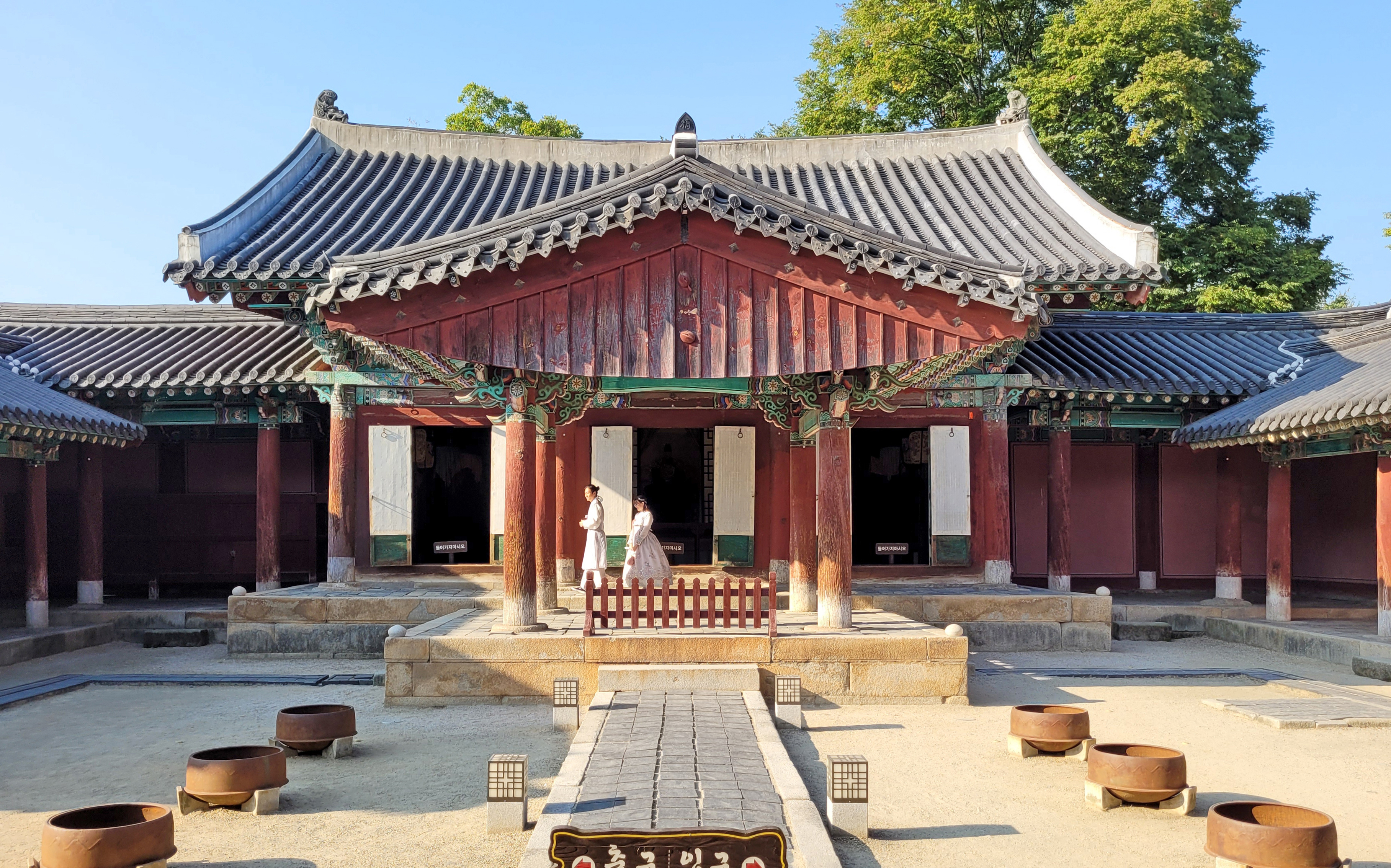 庆基殿正殿外观，彩色丹青装饰与传统歇山顶