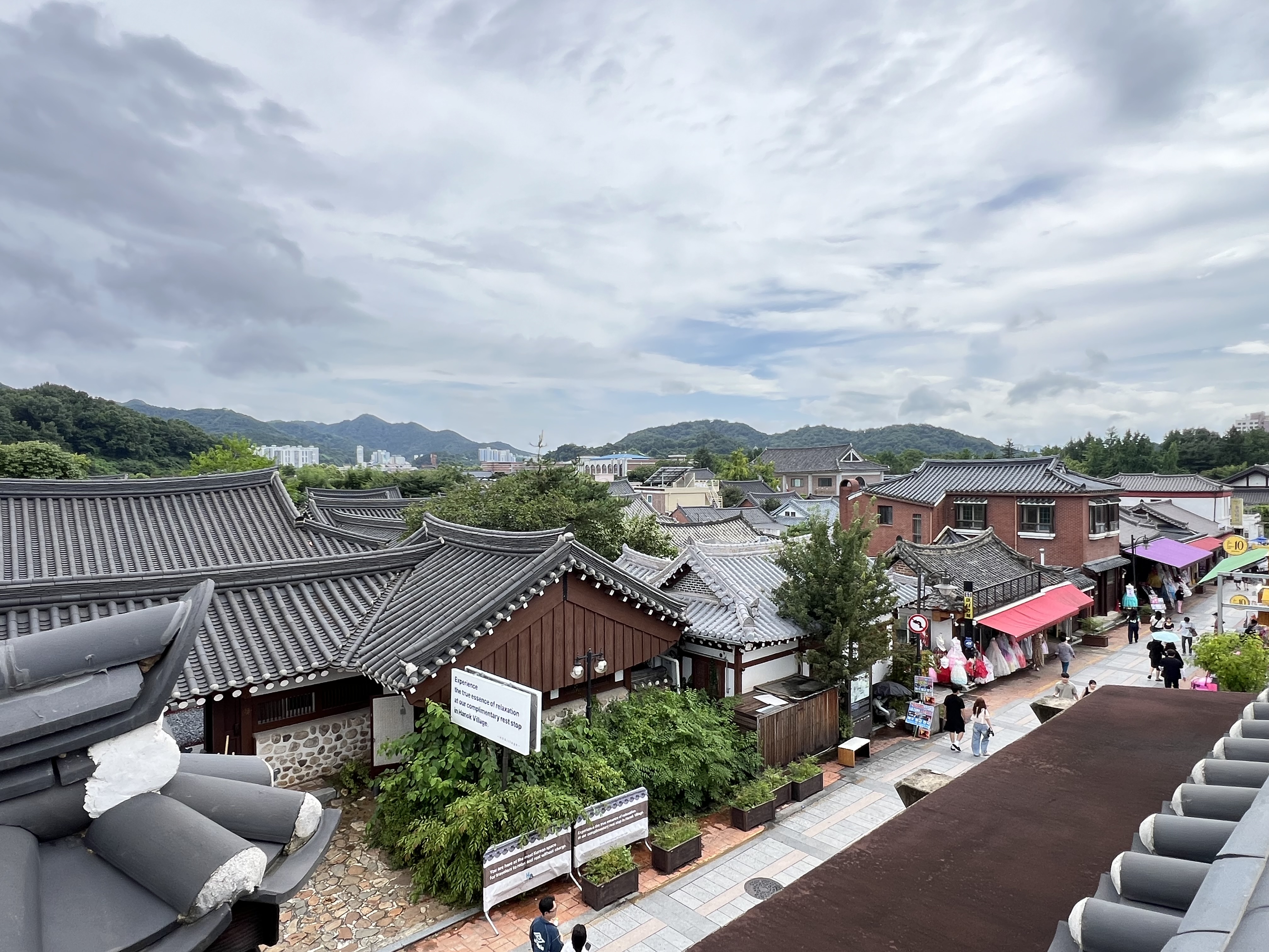 全州韩屋村 Taejo-ro 商业街场景，韩屋建筑首层改为店铺