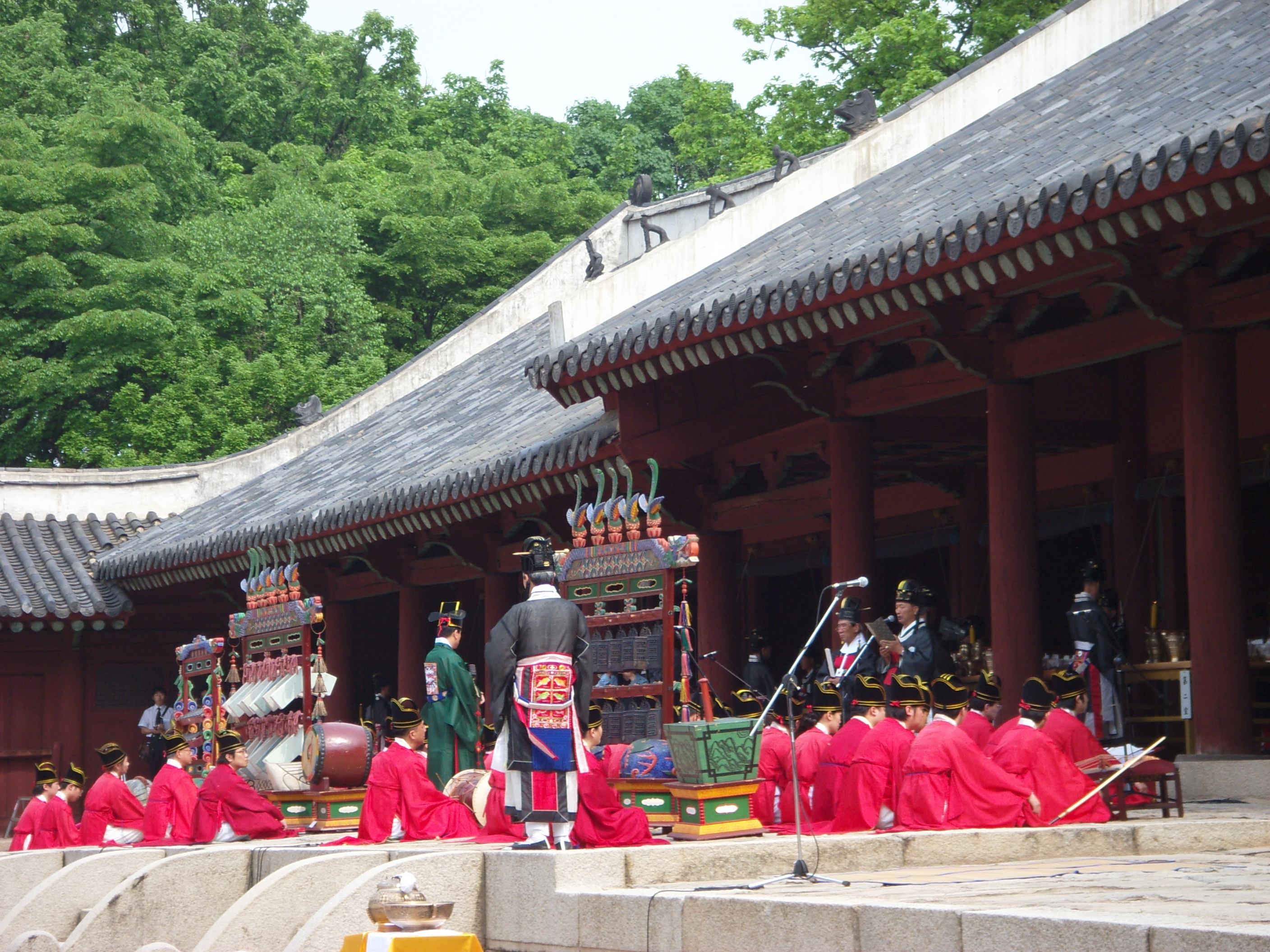 宗庙祭礼乐表演现场，身着传统祭服的仪式人员在正殿前列队