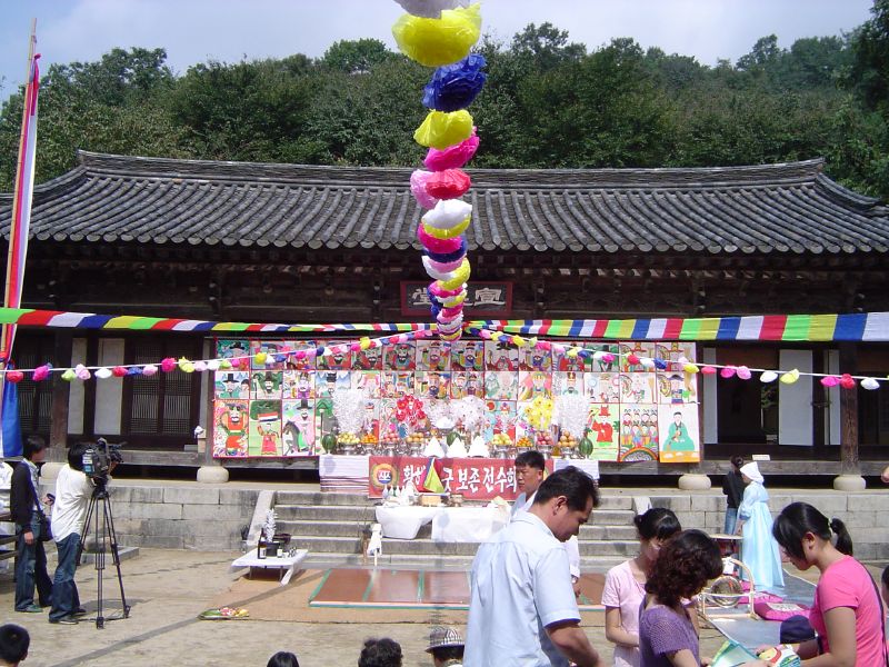 韩国民俗村全景，草屋与瓦房在盆地里交错排列