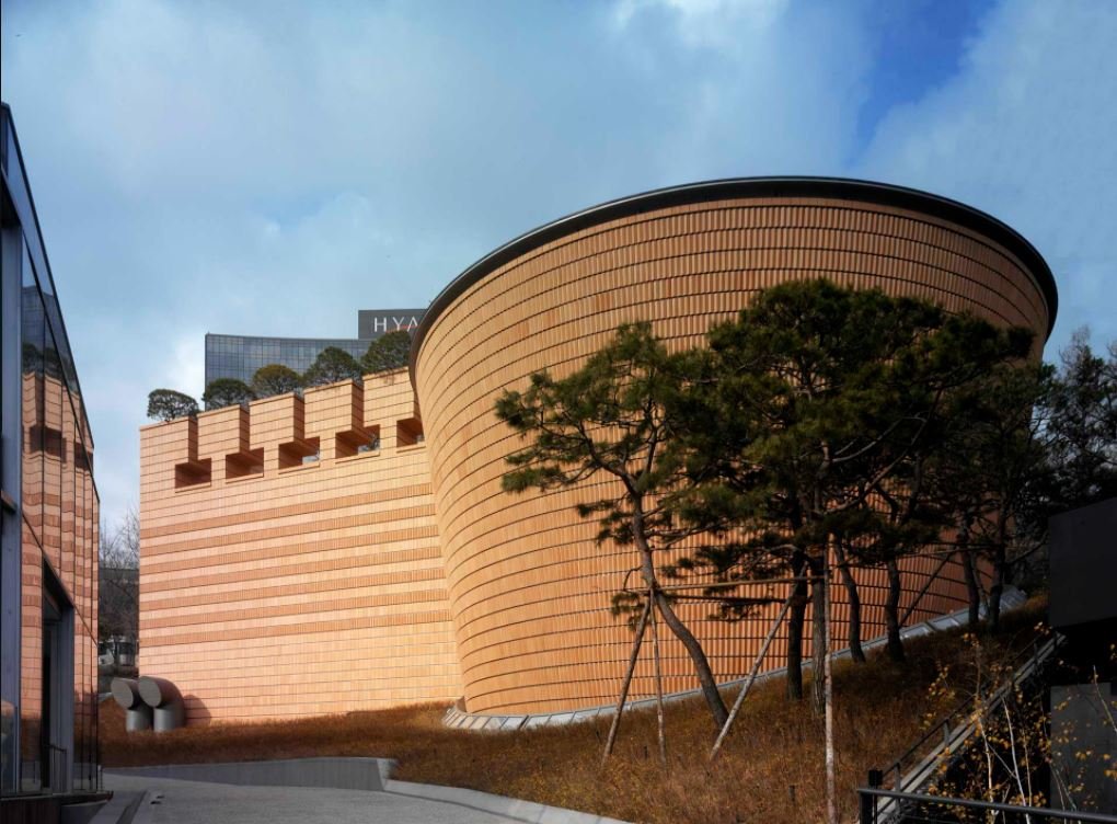 Mario Botta 设计的 Museum 1 传统馆，赤陶砖砌圆柱体，形态封闭如宝库
