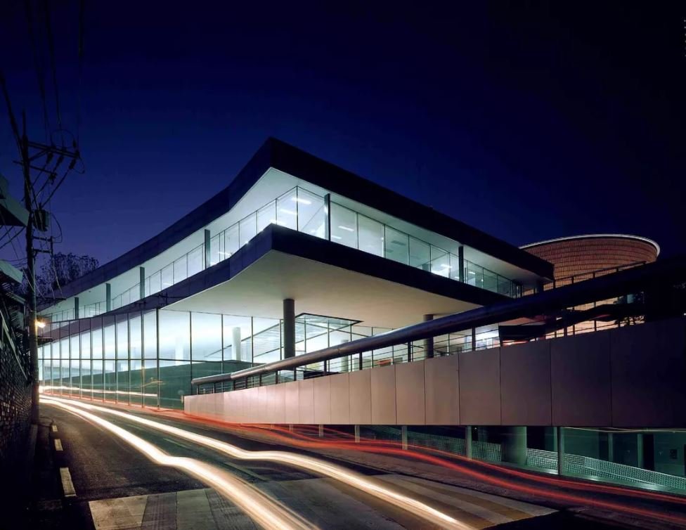 Koolhaas/OMA 设计的黑色混凝土入口盒与玻璃 lobby，悬挑结构是园区最显眼的标志