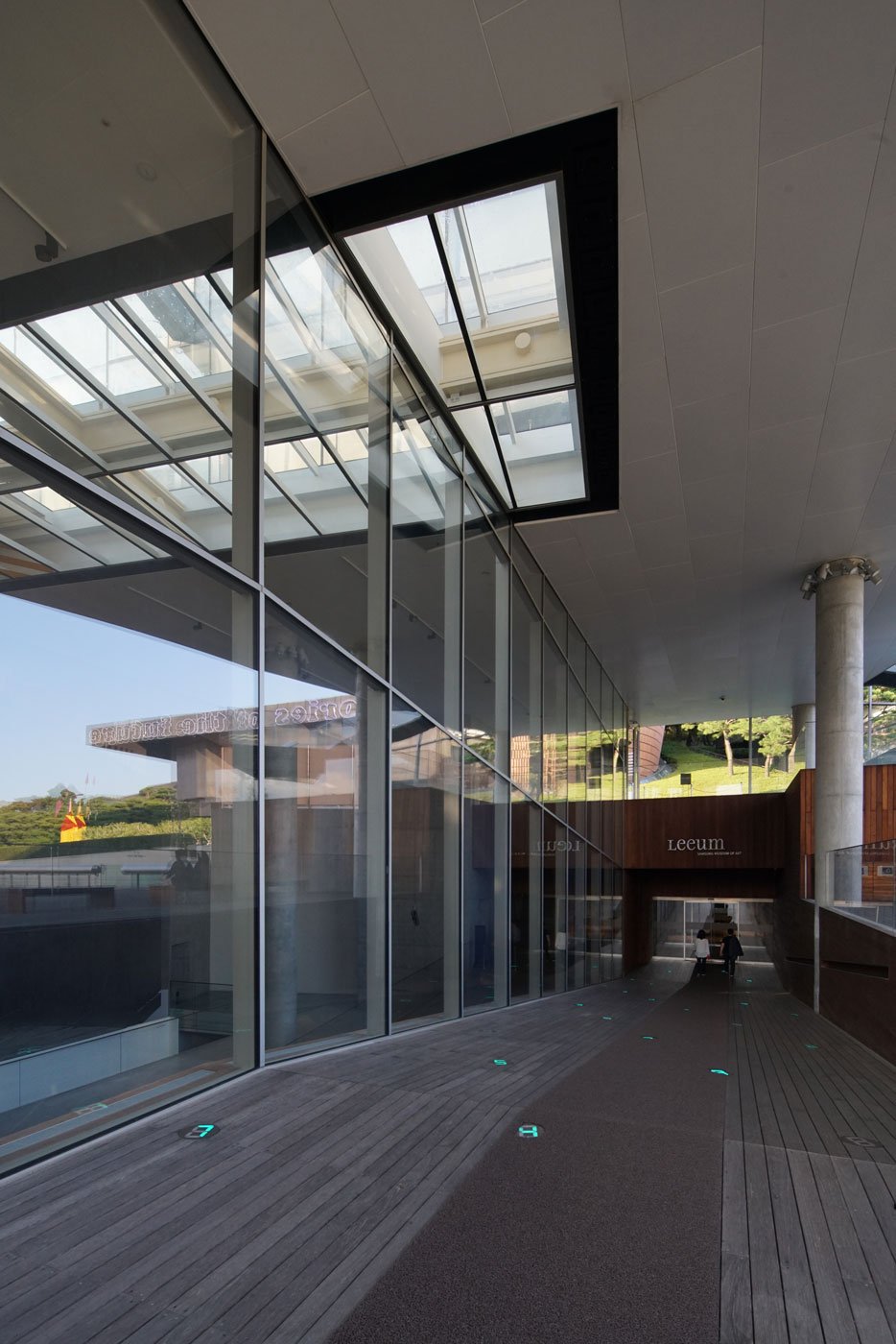 Leeum 园区全景，三栋建筑由 Mario Botta、Jean Nouvel 和 Rem Koolhaas 分别设计，在山坡上形成三种截然不同的建筑语言
