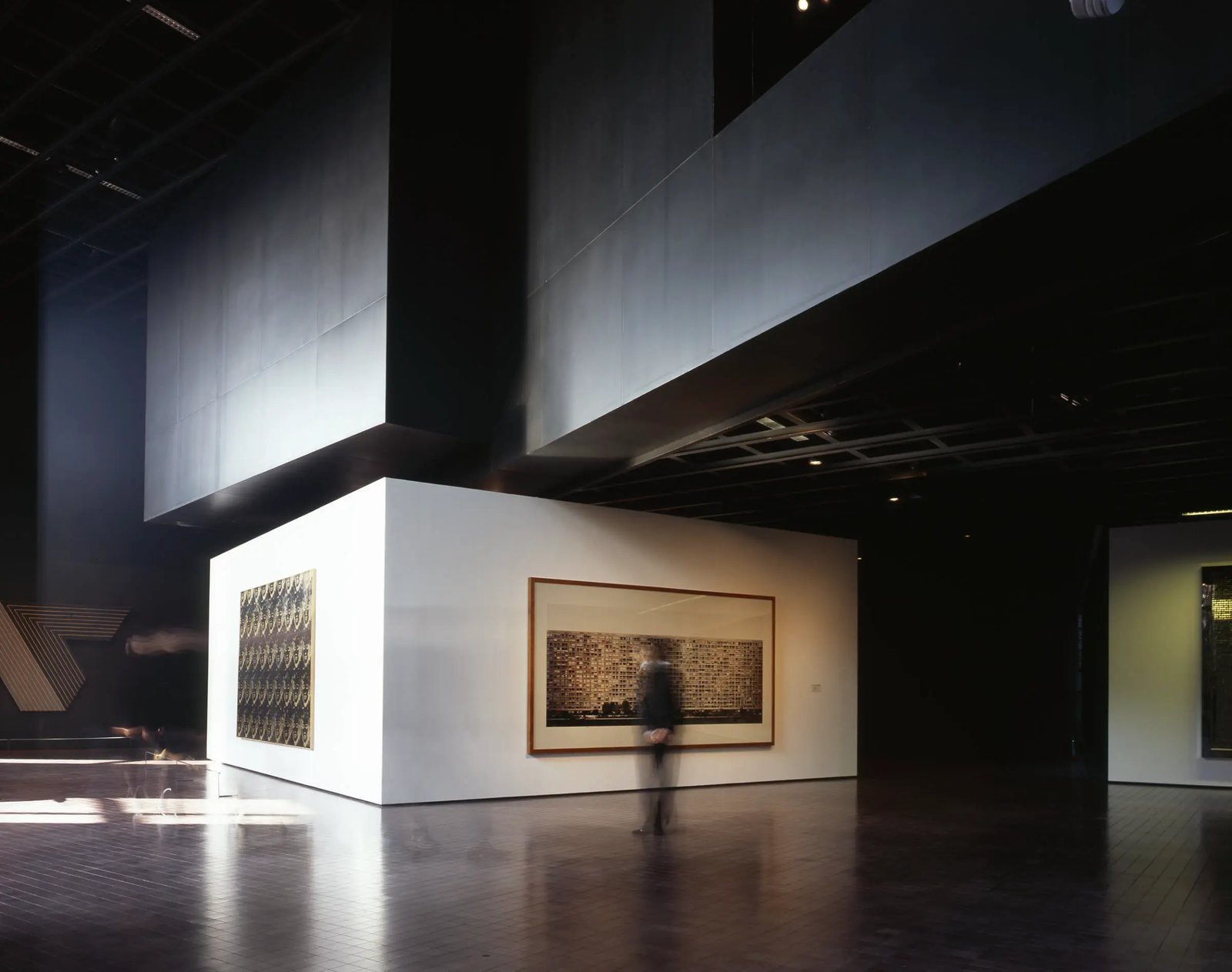 Leeum Museum 2 内部展厅，白色墙面展示当代艺术作品