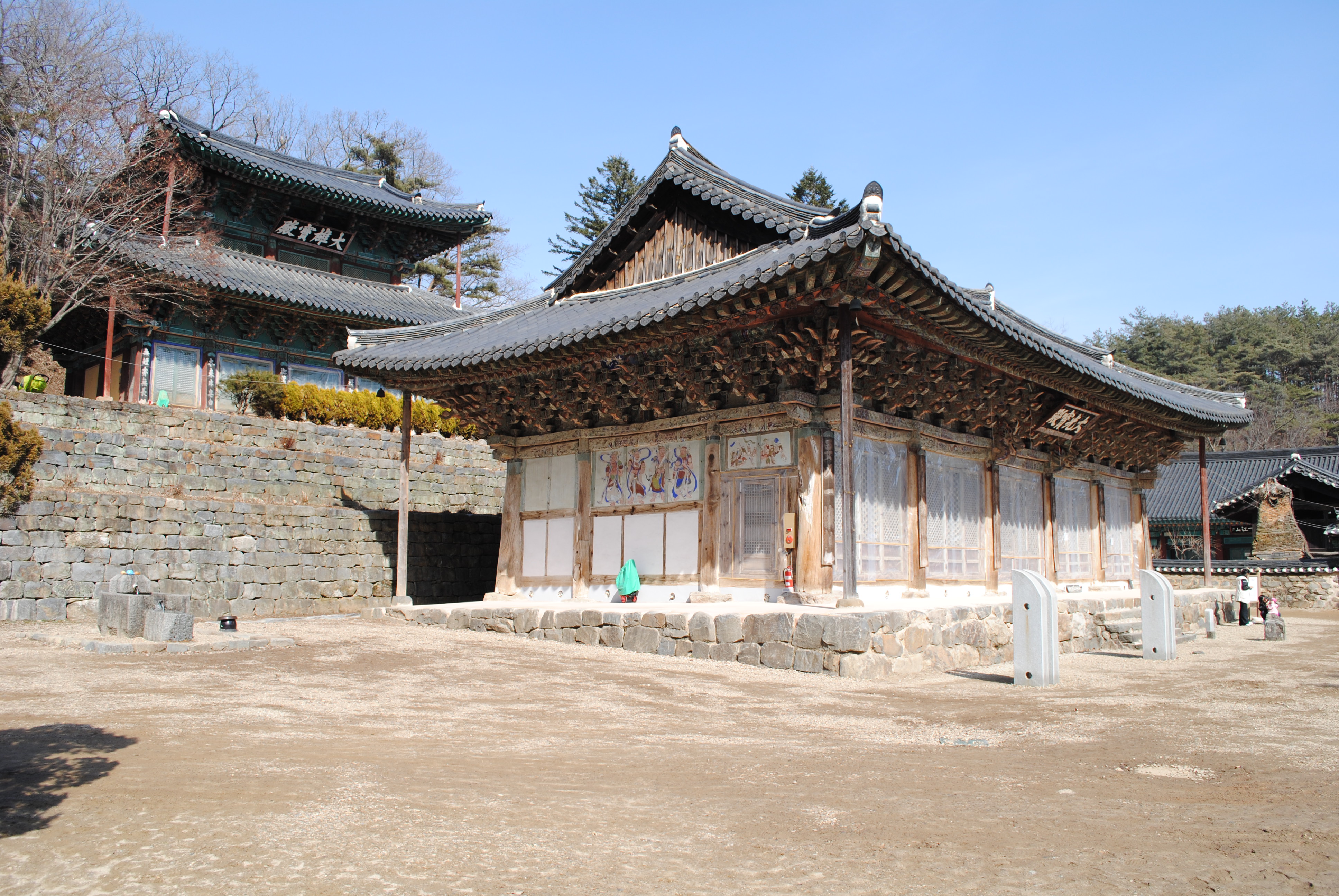 大光宝殿正面，歇山顶，丹青彩绘，前方石板广场