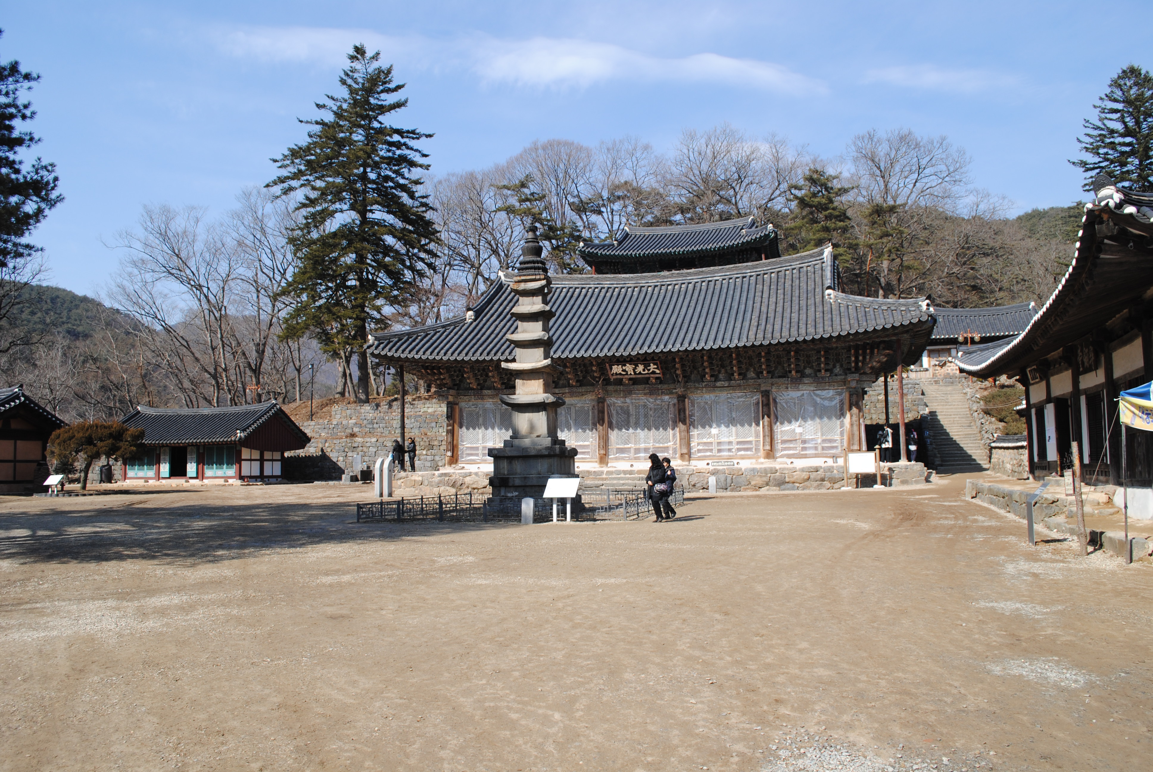 站在 Magokcheon 溪桥上看到的麻谷寺北院全景，广场上矗立五层石塔，后方是大光宝殿