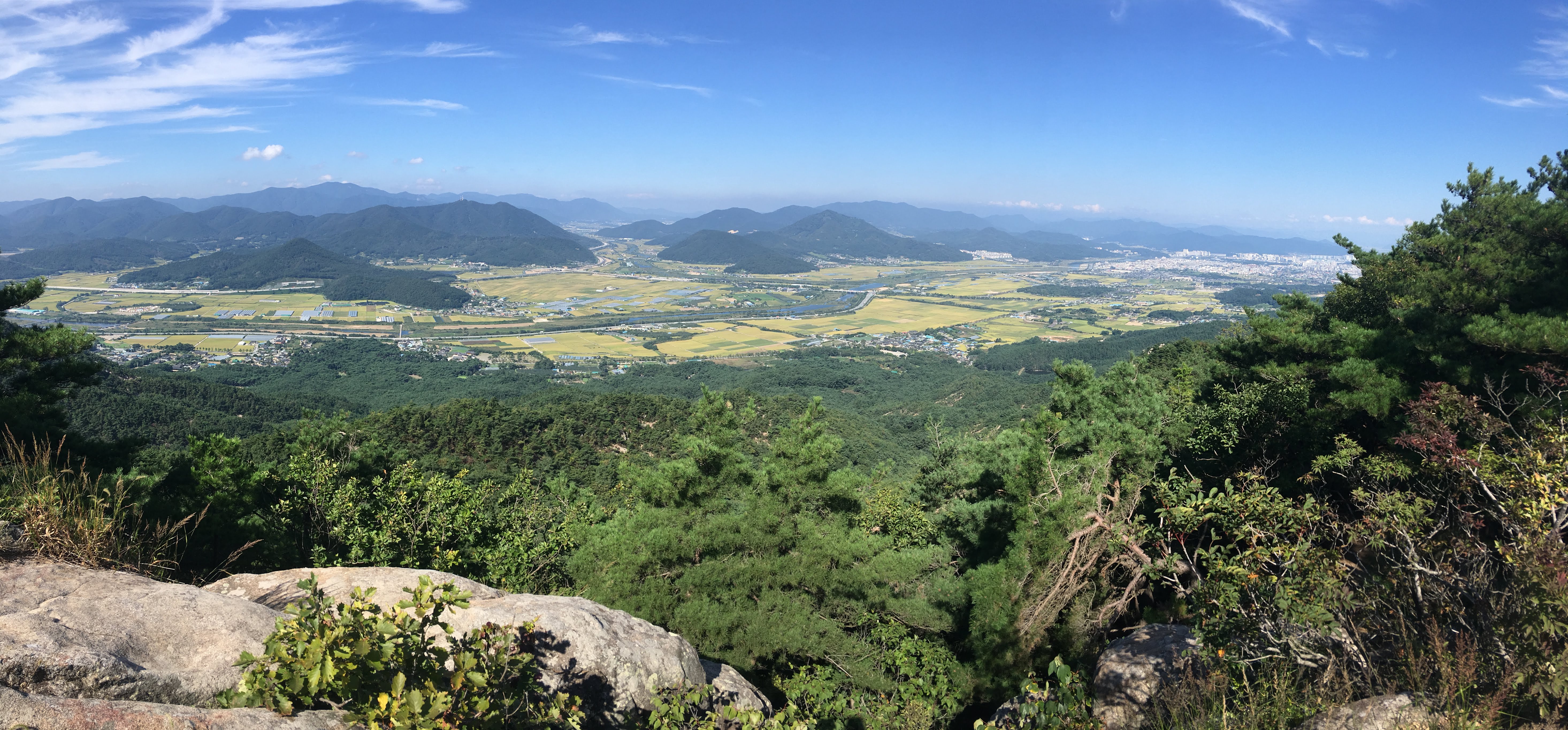 从南山山坡俯瞰庆州平原 - 千年国都在山脚下展开