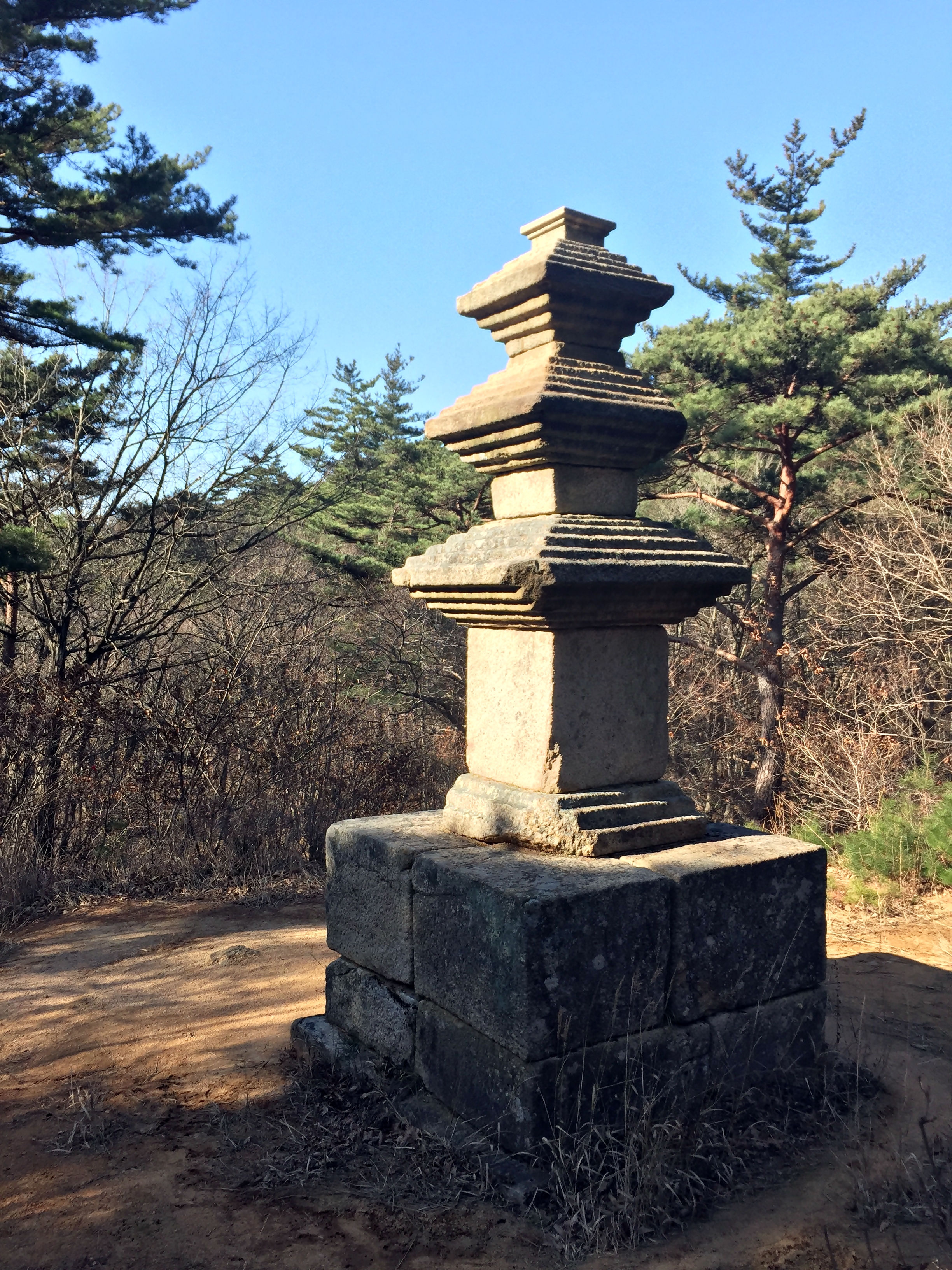 永藏寺址三层石塔 - 矗立于山崖边缘的统一新罗样式石塔