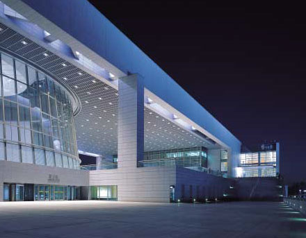 National Museum of Korea Open Plaza 内部空间，有屋顶但无墙壁，光线从两侧渗透