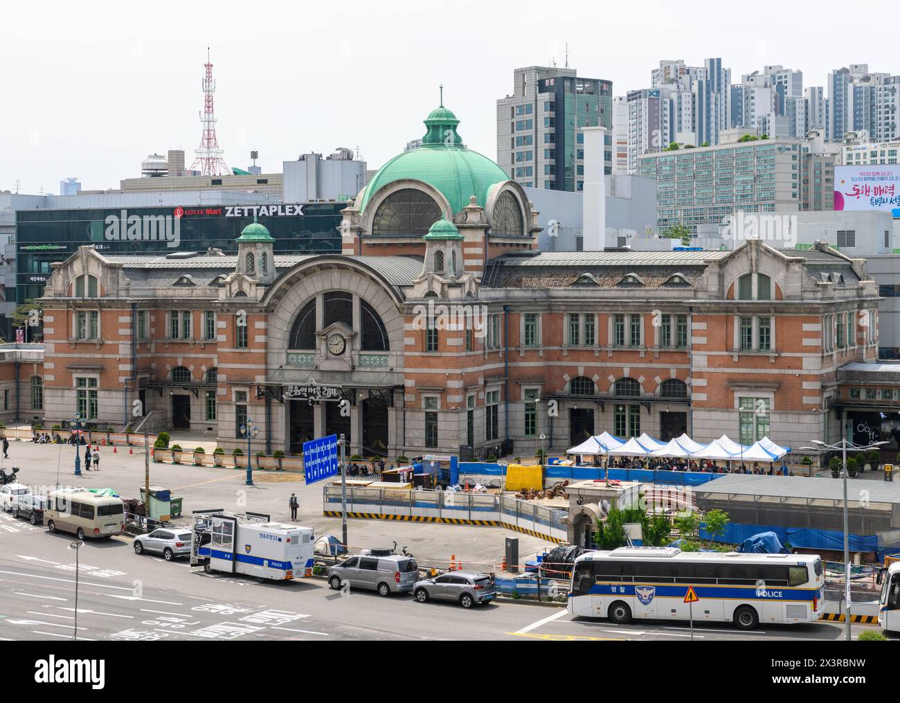 新旧首尔站并置：1925 年的文艺复兴式石砌建筑与 2004 年的玻璃钢架 KTX 车站