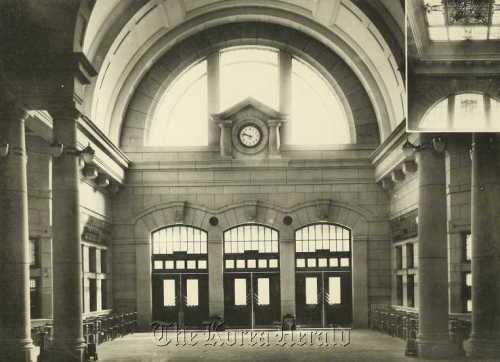 1925 年刚落成时旧首尔站大厅内部的历史照片，可见原售票柜台和灯具