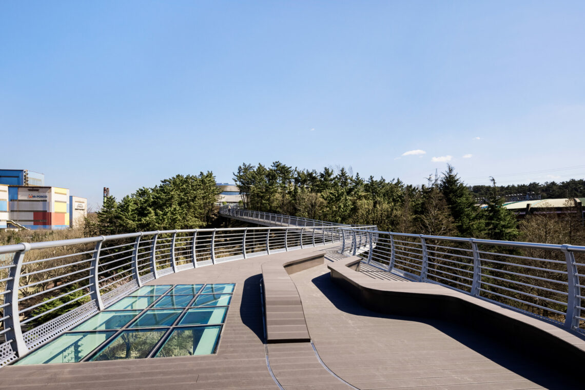 Park1538 Sky Bridge钢结构步道，下方可见POSCO厂区
