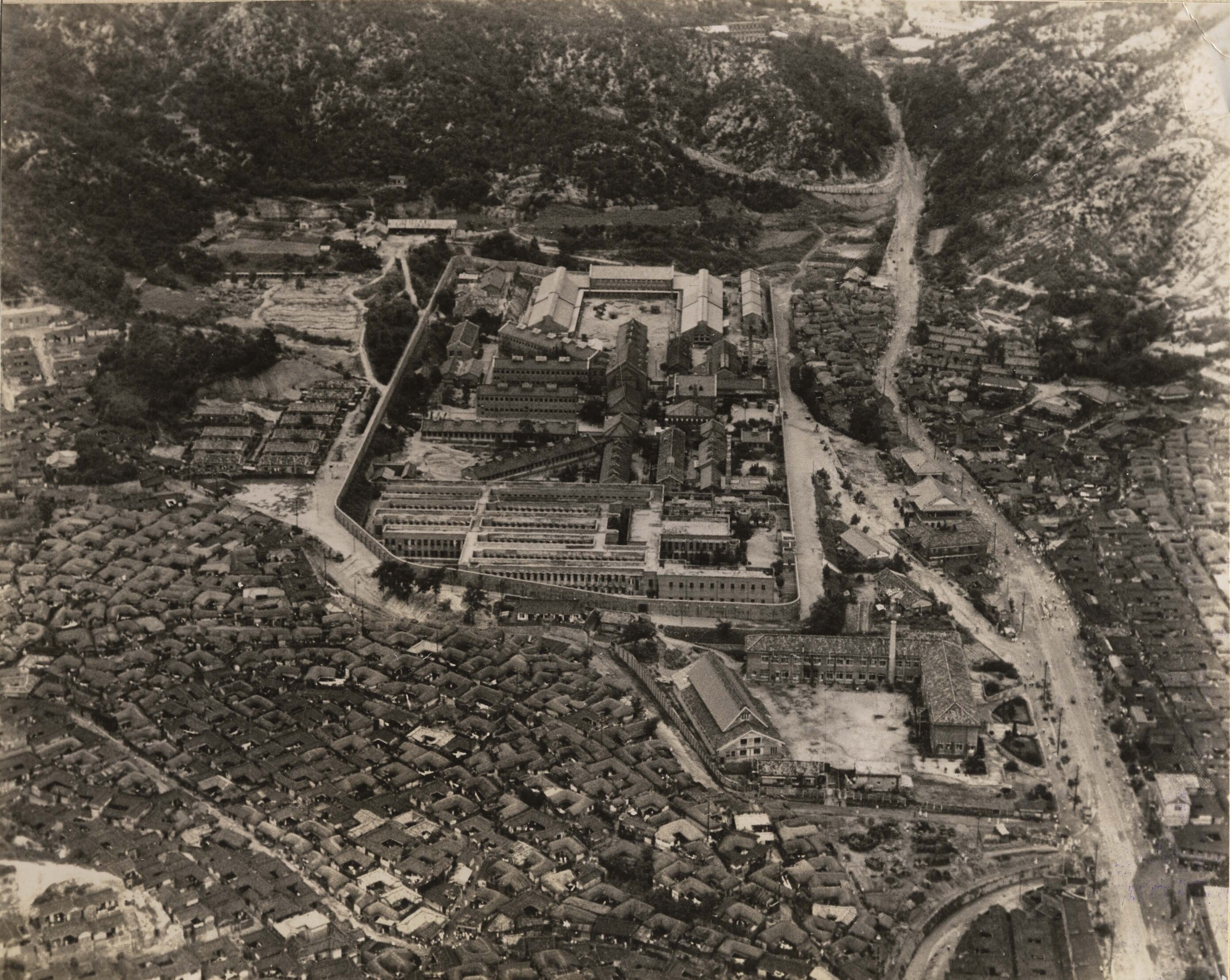 1945 年拍摄的西大门刑务所航拍照片，放射式布局和完整围墙清晰可见