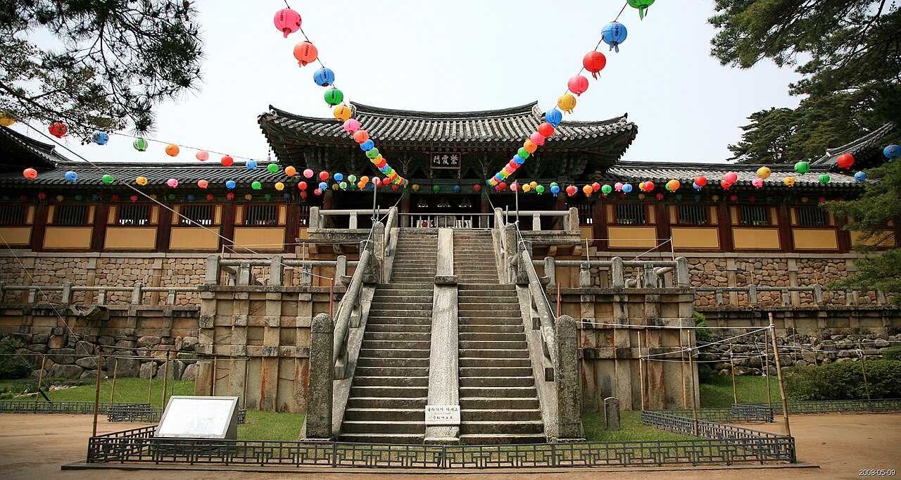 佛国寺入口的青云桥与白云桥，两段石阶共三十三级，通向紫霞门和大雄殿
