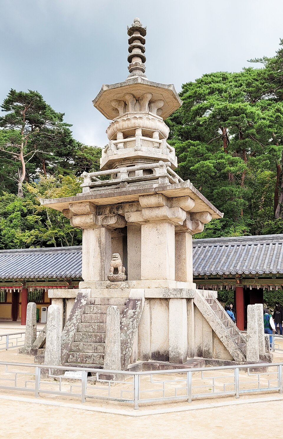 大雄殿前广场东侧的多宝塔，雕饰繁复，结构在韩国石塔中独一无二