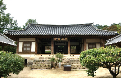 立教堂（讲堂）居中，东斋和西斋分列两侧，围合成一座面水的庭院