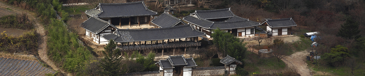 屏山书院全景：晚对楼二层俯瞰洛东江，屏山如屏风般展开