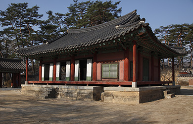 明伦堂（讲学堂），朝鲜宝物第1403号。匾额"绍修书院"为明宗大王亲赐
