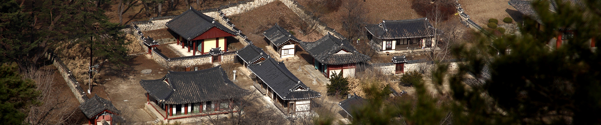 绍修书院全景：明伦堂（讲学堂）为宝物第1403号，前景为景濂亭