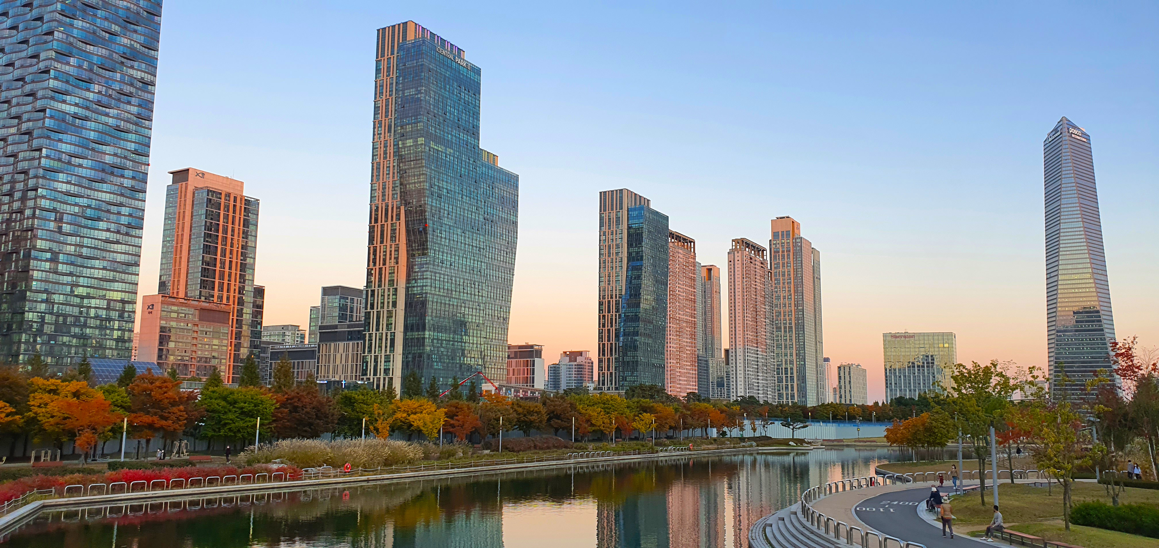 松岛中央公园全景：海水运河两侧被高层建筑环绕