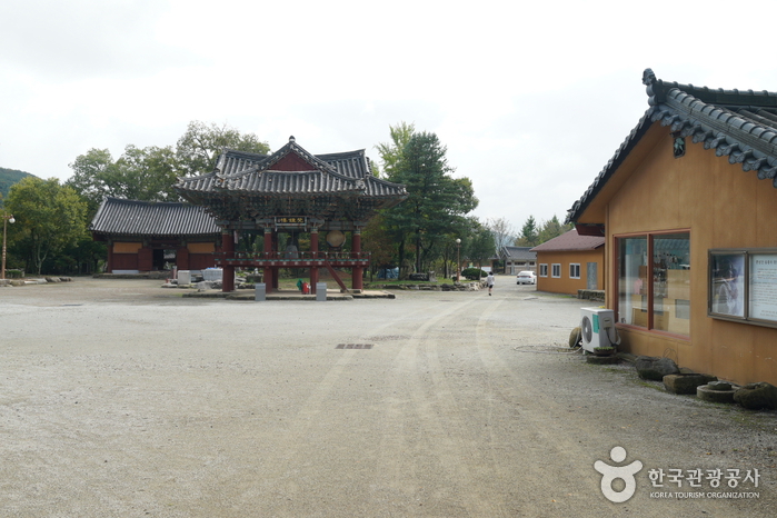 松广寺入口的石桥与护城河，桥上有亭阁
