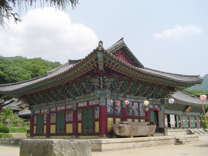 松广寺大雄宝殿前的庭院，右侧可见彩色丹青装饰的殿阁