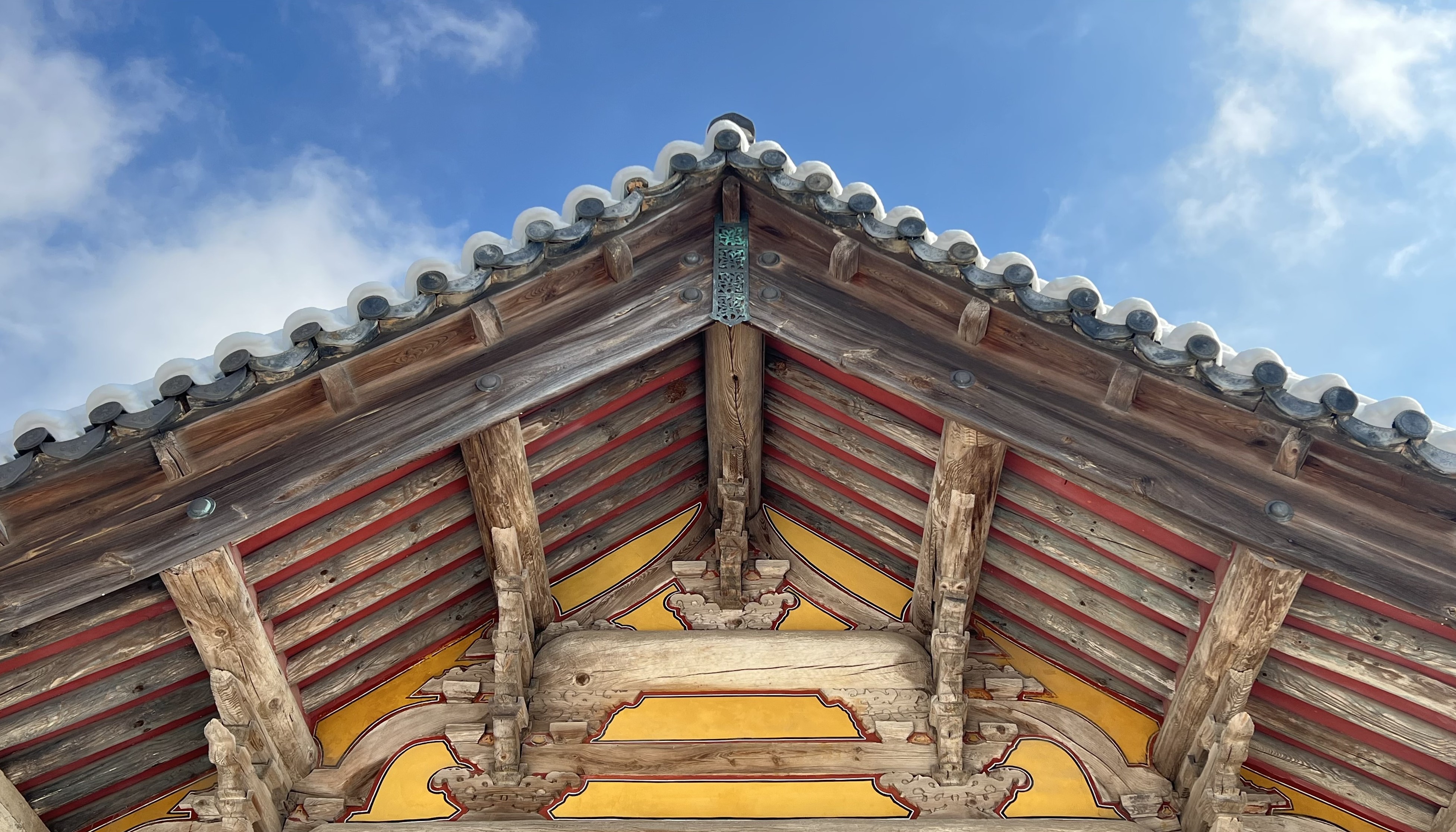 修德寺大雄殿正面与侧面，三开间、歇山顶、柱头三叠柱包清晰可见