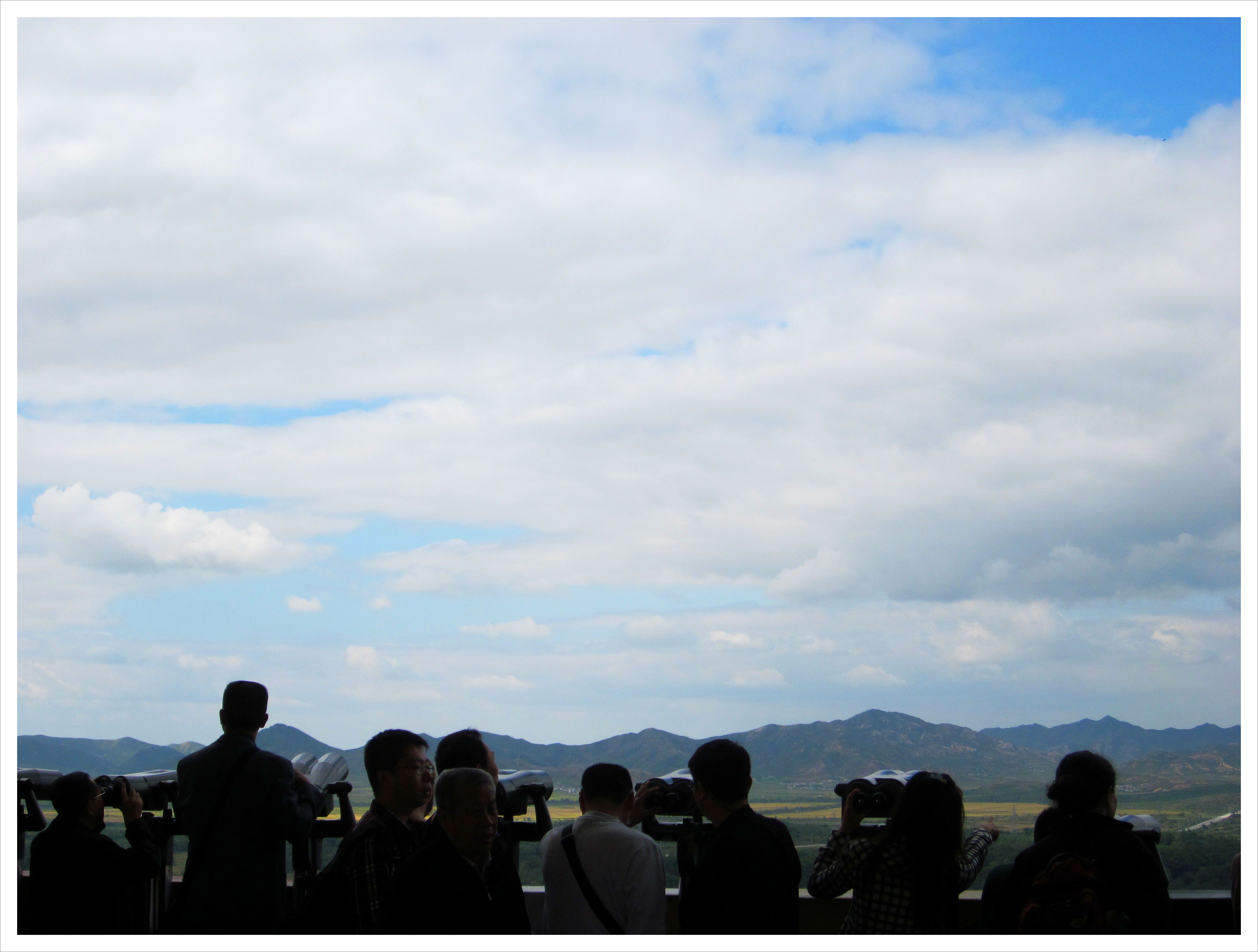 第三地道地面旅游设施外景，入口建筑和周边环境
