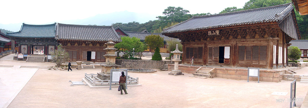 通度寺入口区域，石灯笼和远山的背景下寺院区建筑群