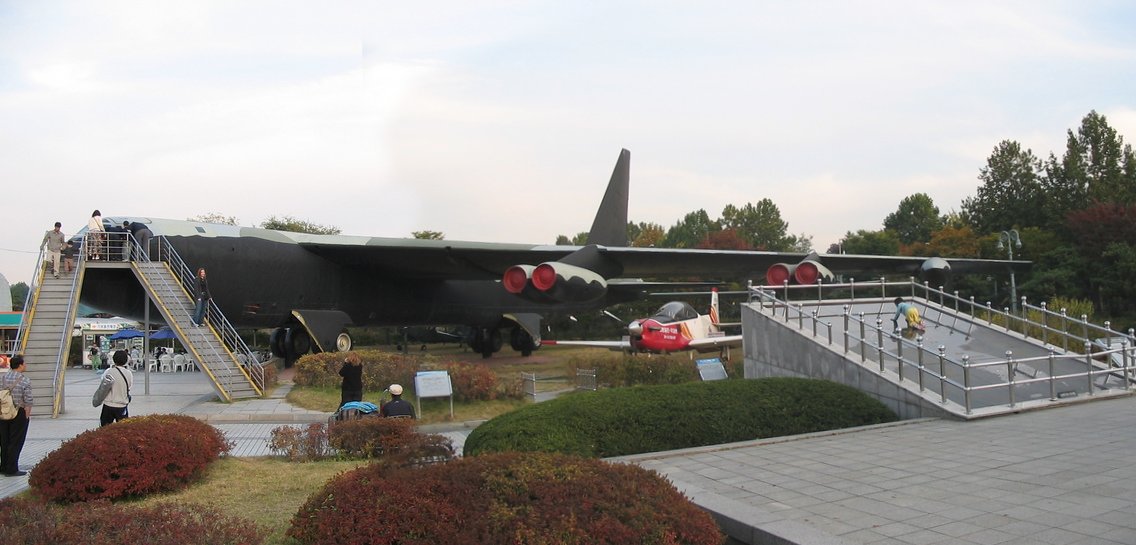 B-52D 战略轰炸机室外展品