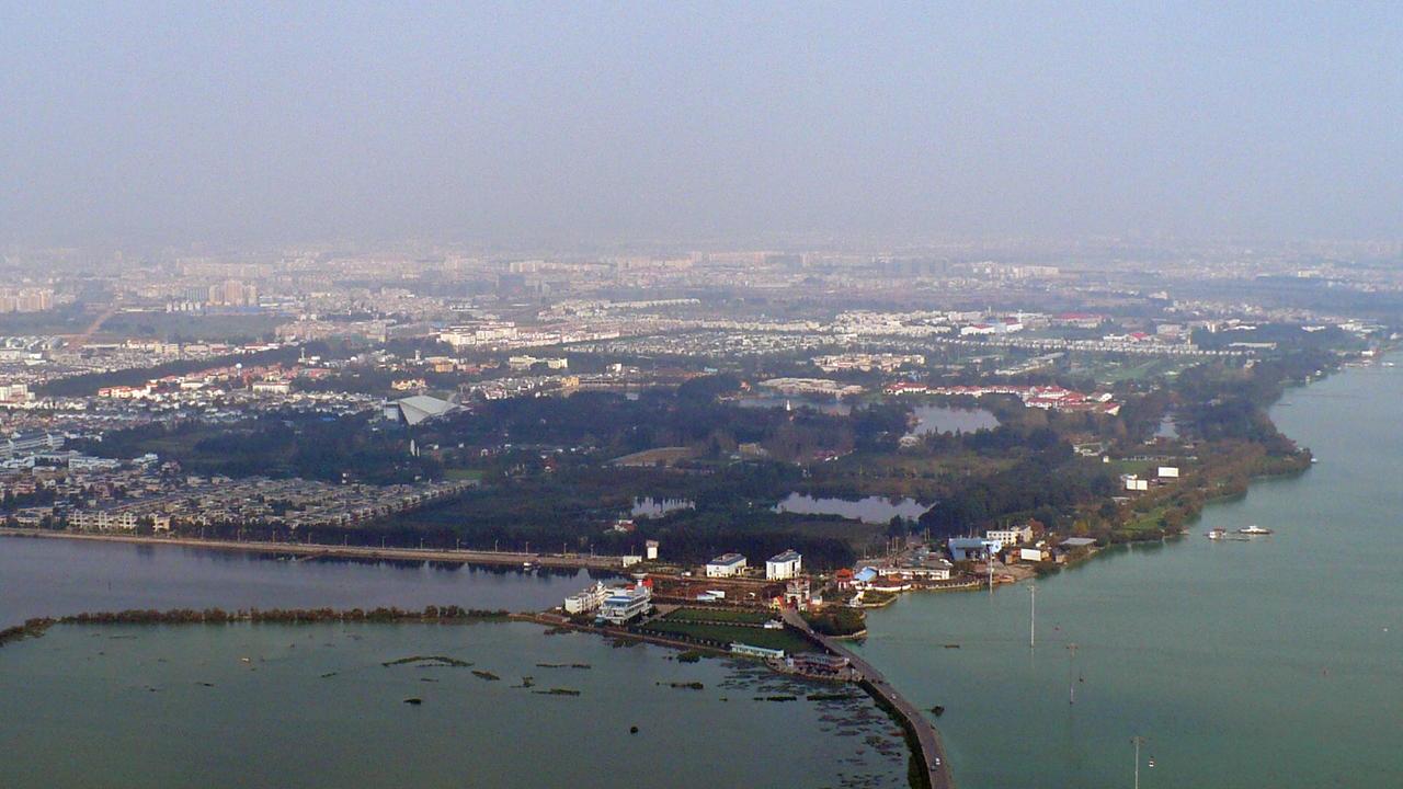 从西山远眺滇池与昆明城市边界