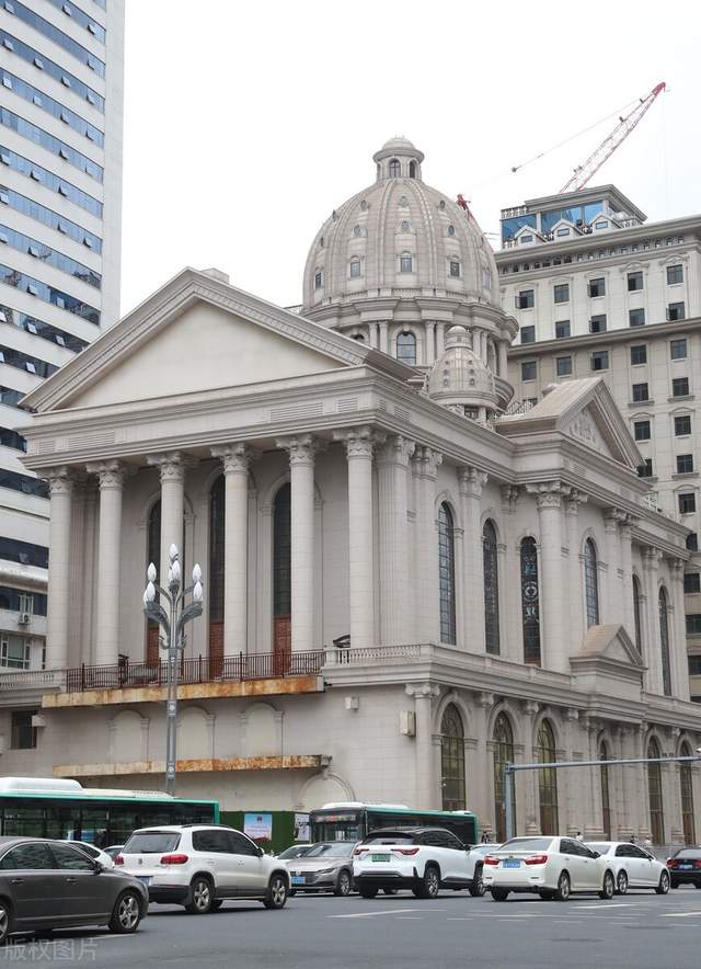 被现代高楼环绕的北京路天主堂重建建筑