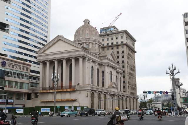 1935年建成的北京路天主堂原貌，红砖哥特复兴式建筑、拉丁十字平面