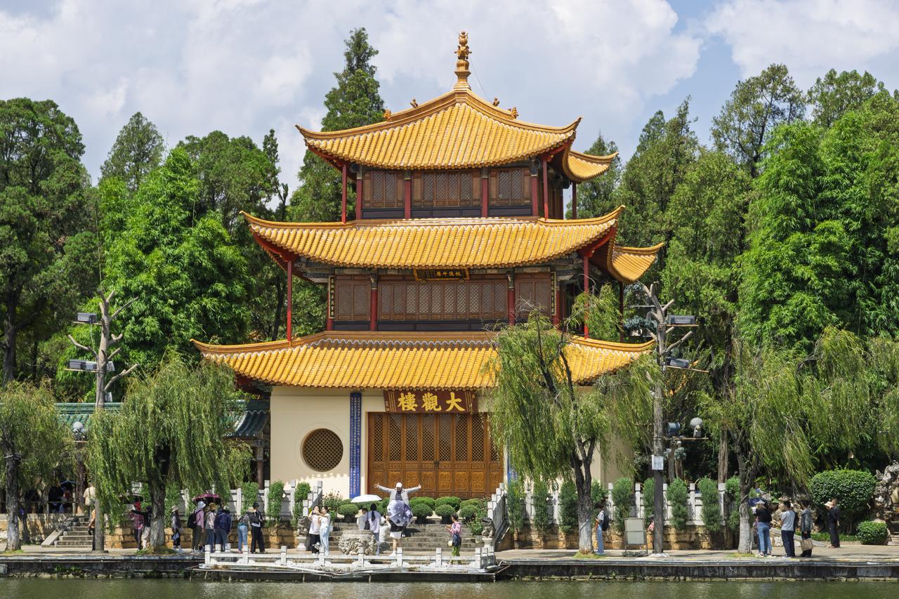 大观公园西苑码头所在的草海湿地，是大观楼前仅存的近水空间