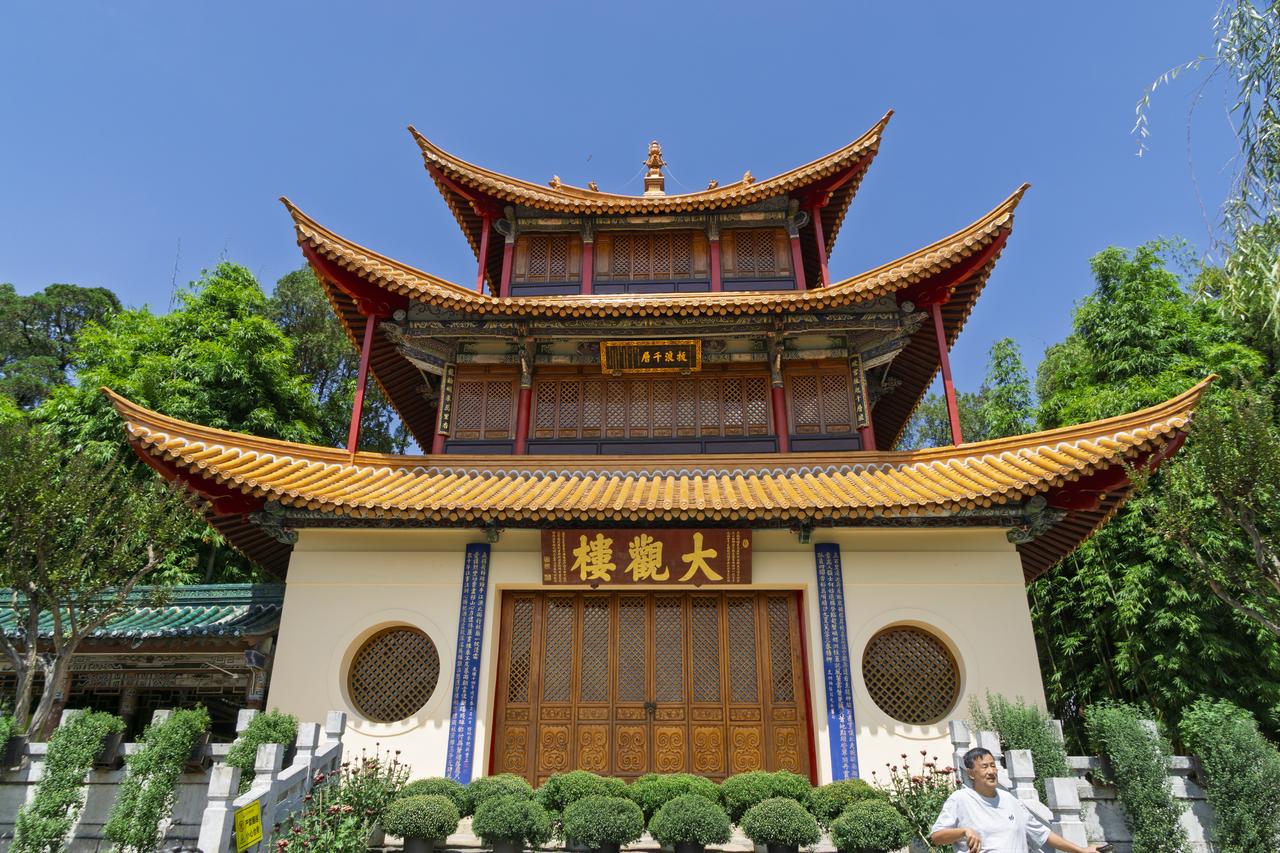大观楼南门外景，长联悬挂于两侧门柱