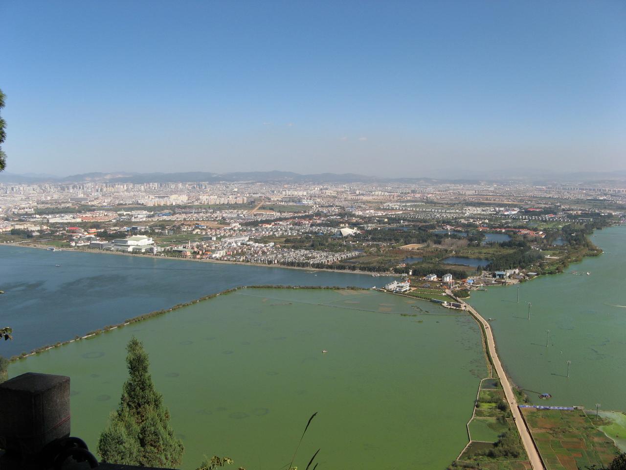 站在西山看滇池和草海，远处水面与城市相接