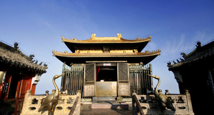 鸣凤山太和宫金殿全景，重檐歇山顶铜殿矗立于石台之上