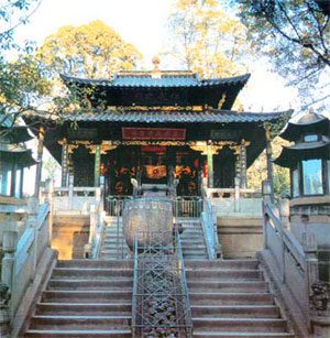 从远处眺望鸣凤山太和宫金殿的全貌