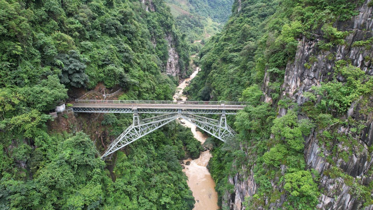从观景台远眺人字桥全景：人字形钢架横跨峡谷，两端连接隧道