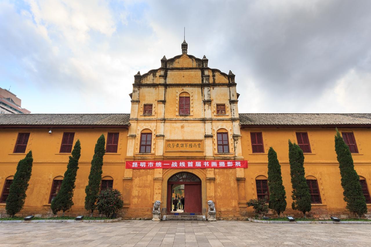 走马转角楼的外立面，米黄色建筑围合的操场