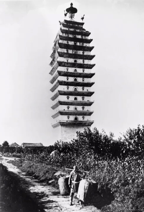 近日楼城楼近景，拱形城门透出现代街景