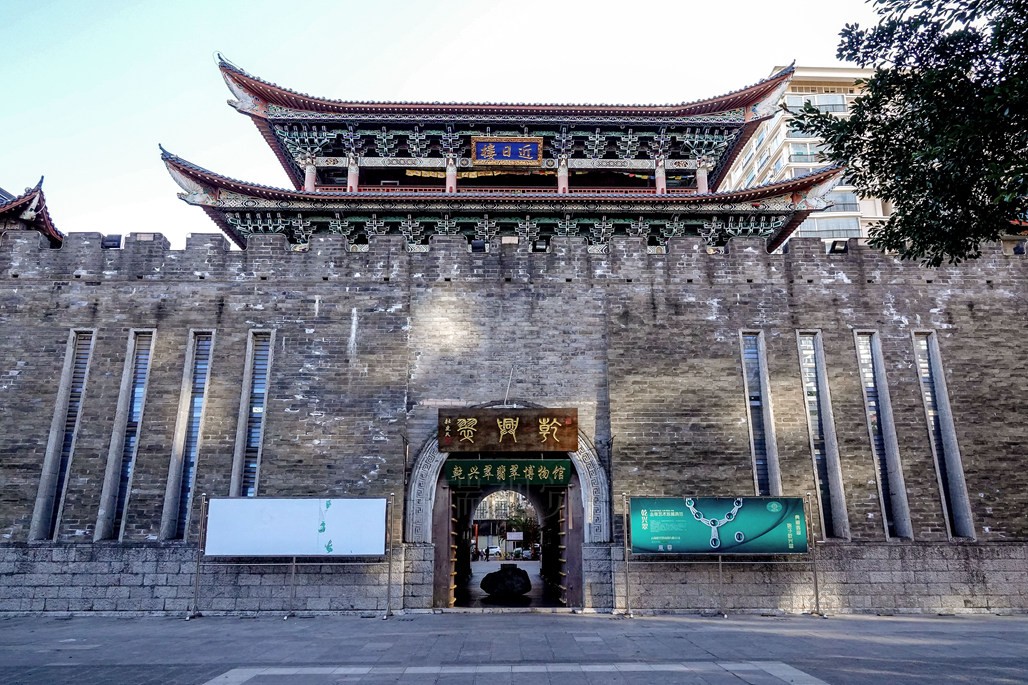 近日楼前的青铜雕像《马帮》，再现清末商市街场景