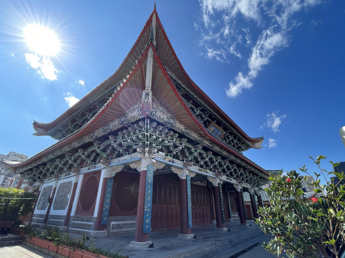 近日楼重建现状，前方为步行街广场