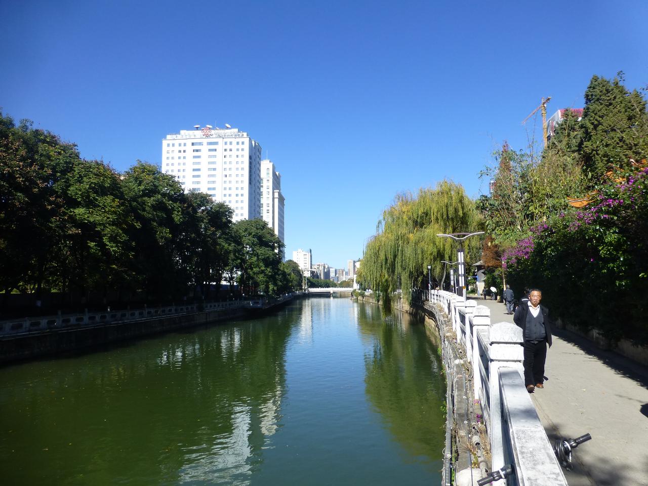 盘龙江滨江步道现状,绿化带沿江延伸