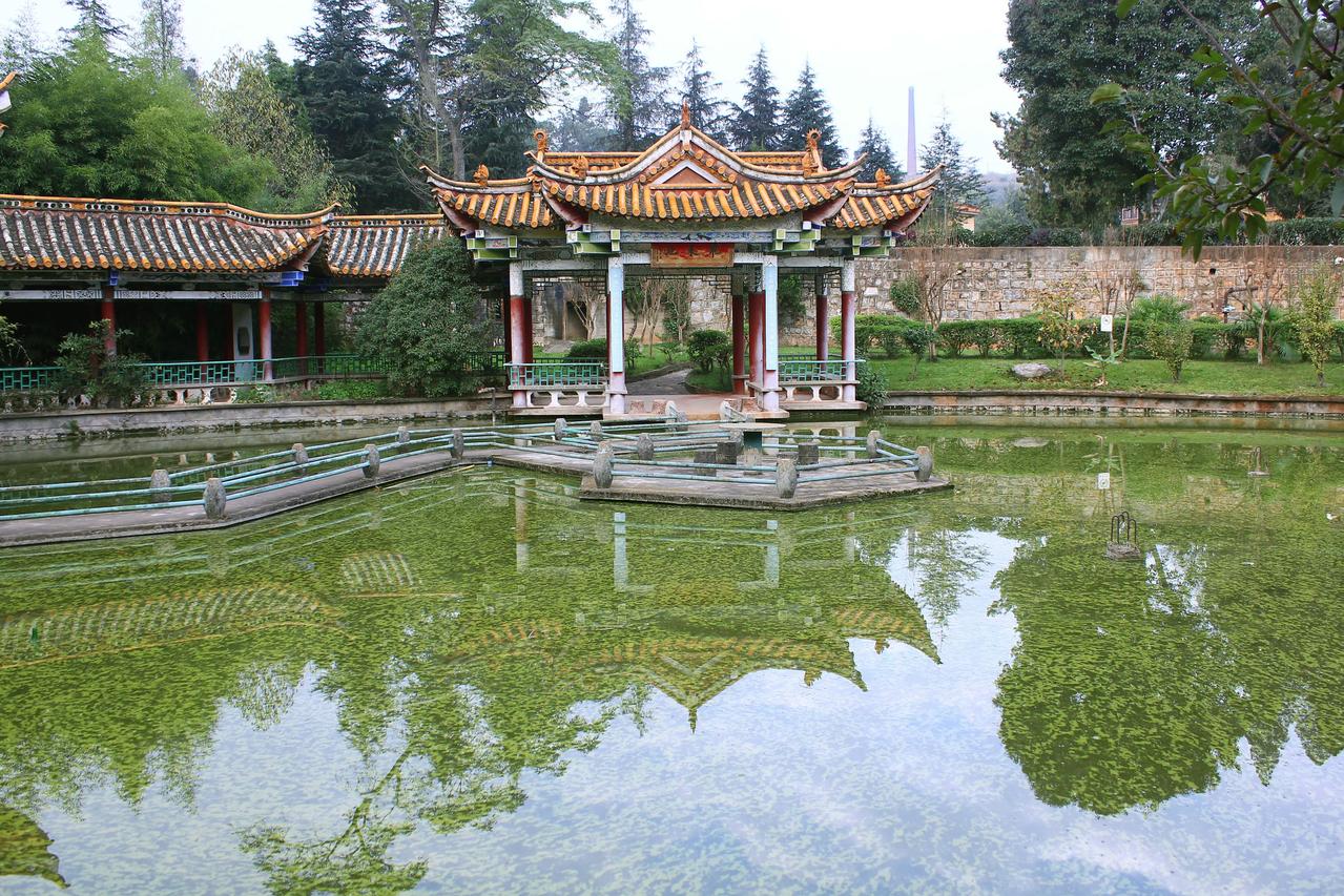 石龙坝水电站内的飞来池与凉亭