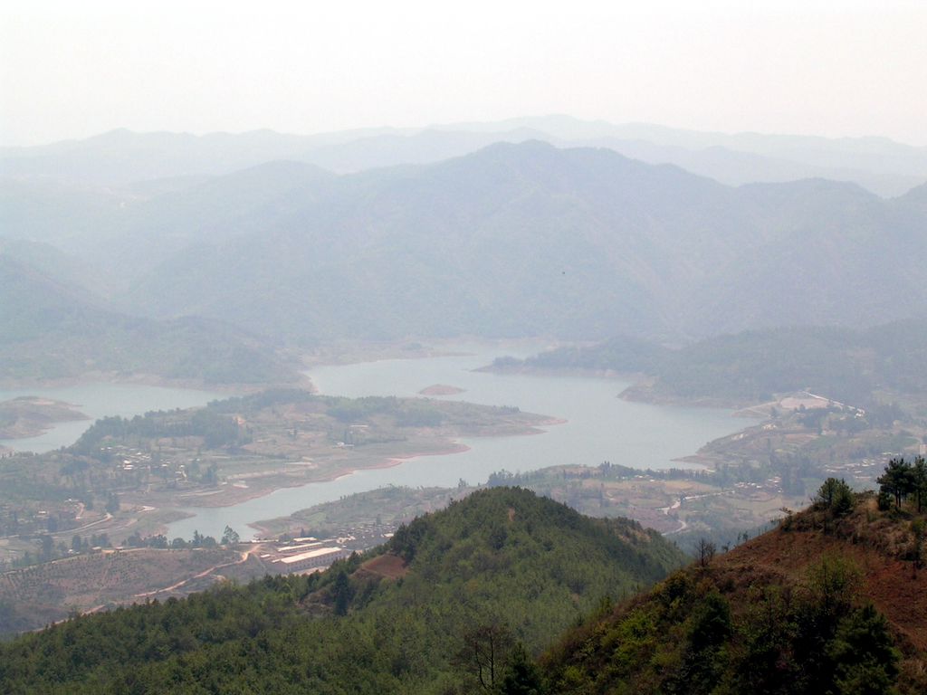 松华坝水库大坝鸟瞰，混凝土坝体横在盘龙江河谷中